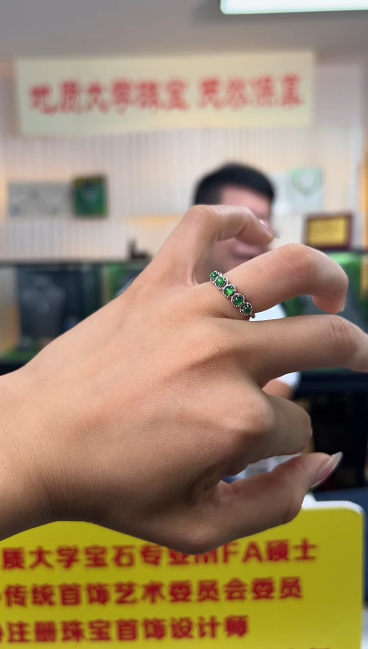 翡翠戒指银S925镶嵌满绿蛋面5颗翡翠戒指S925银