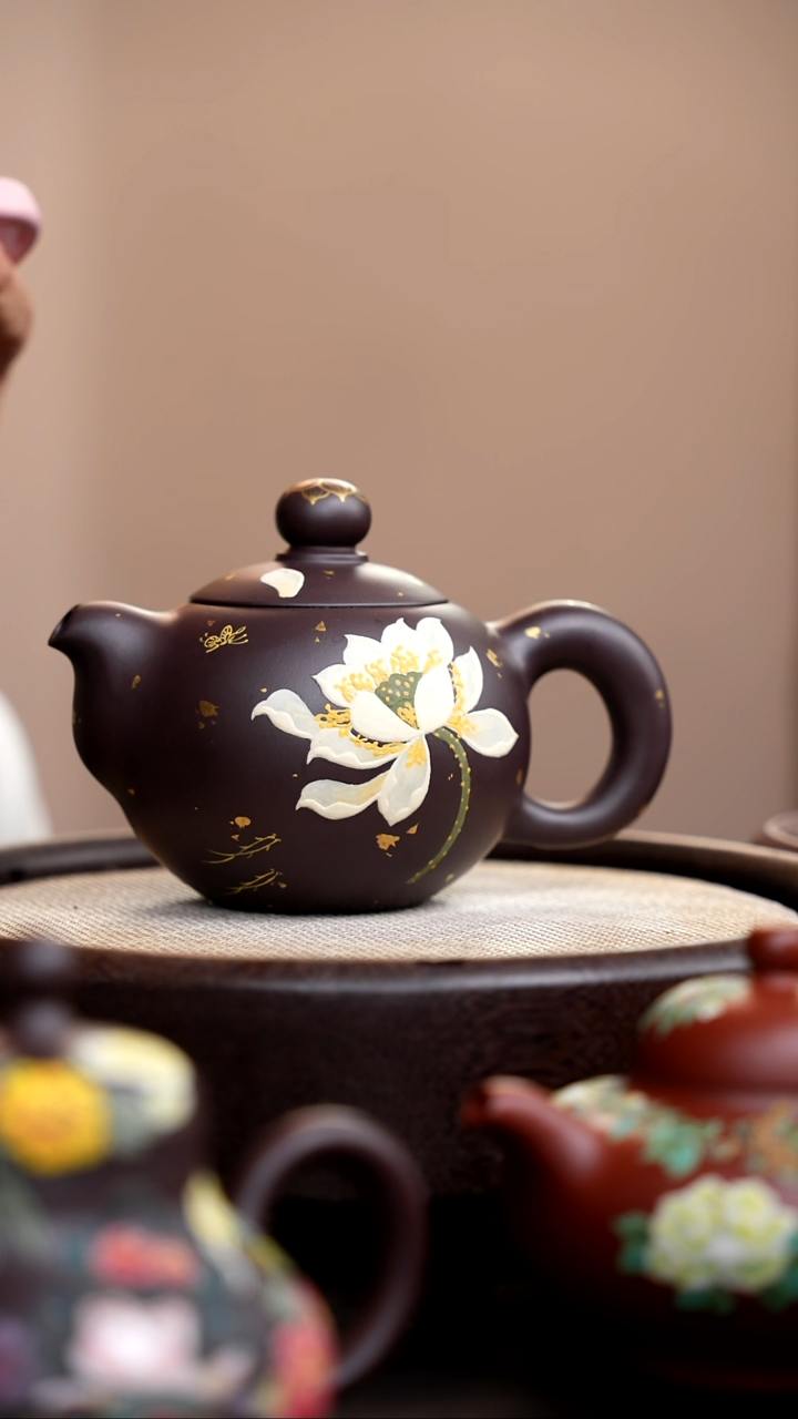 茶壶紫砂紫茄泥福珠泥绘白莲