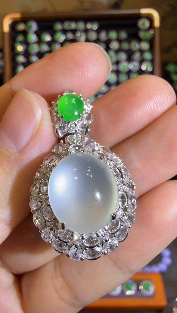 【闪购商品】翡翠吊坠(赠链)18K金镶嵌玻璃种极光白鸽子蛋吊坠