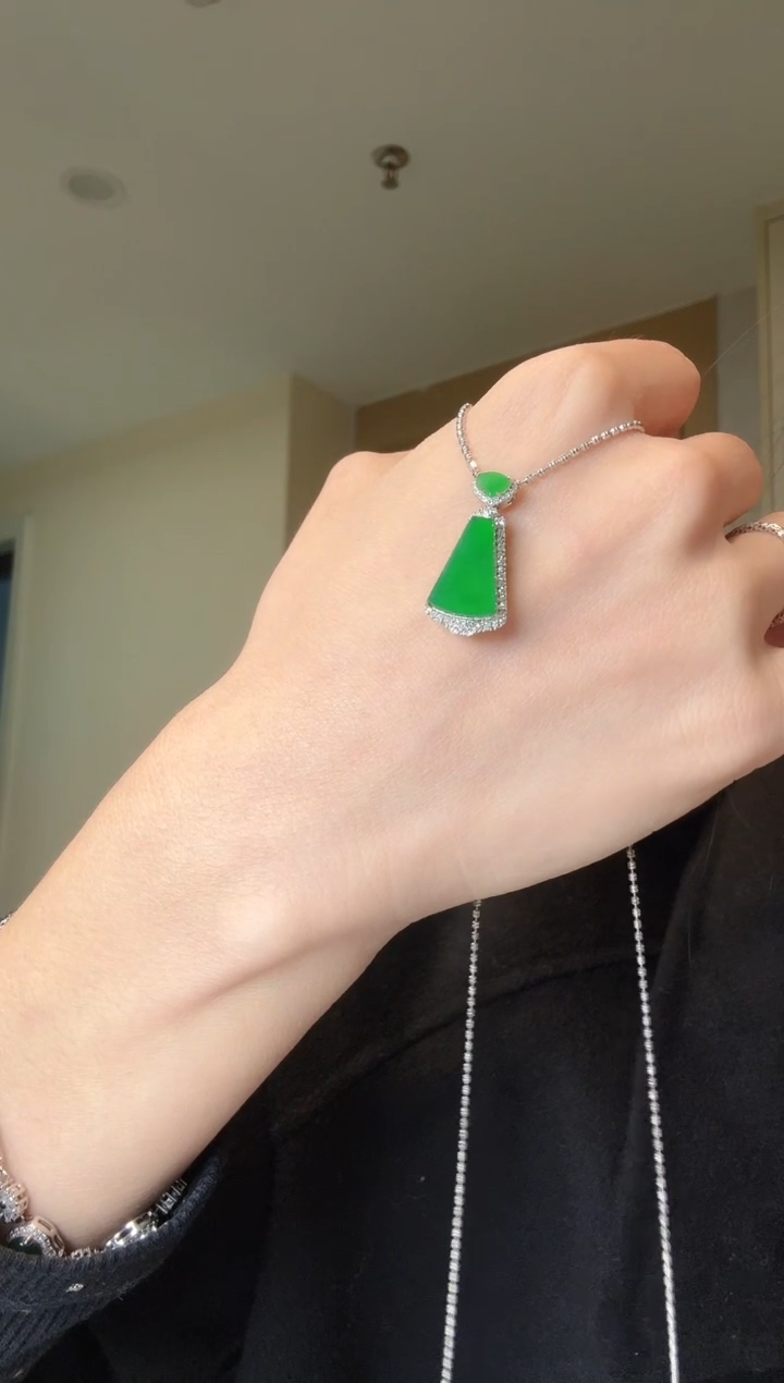 【闪购商品】翡翠吊坠(不含链)18K金镶嵌天然翡翠吊坠