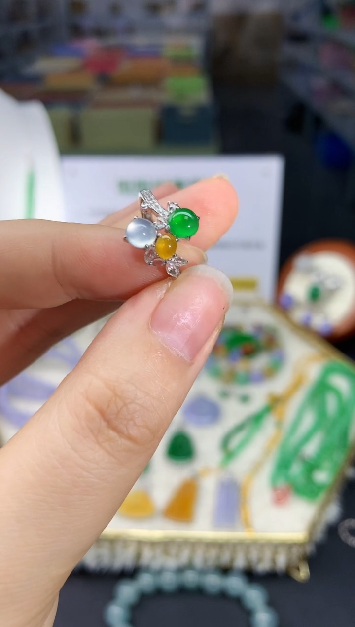 【闪购商品】翡翠颈饰18K金镶嵌翡翠戒指|不退不换