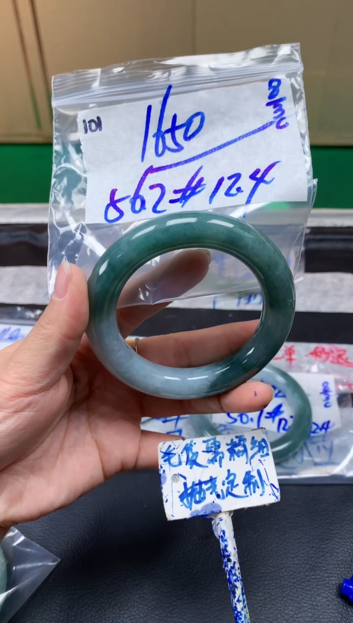 【闪购商品】定制翡翠未镶嵌101毛货需精细抛光手镯多样性拍一发一