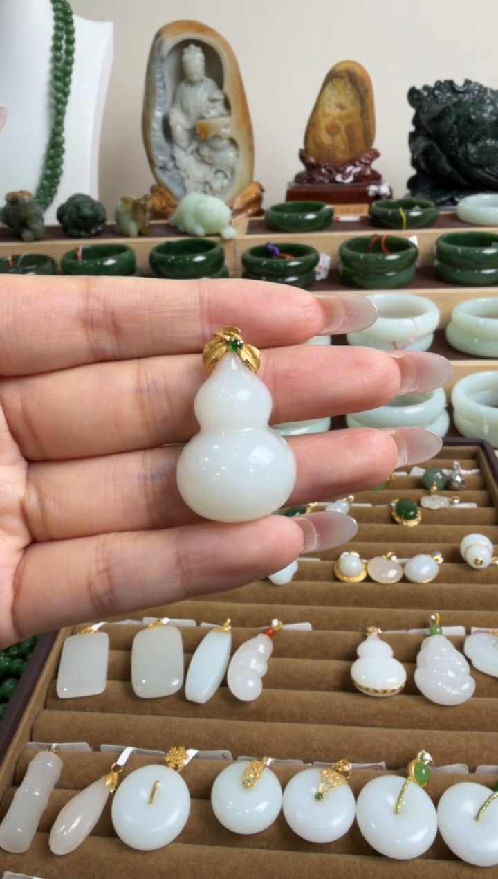 颈饰18K金镶嵌和田玉挂件