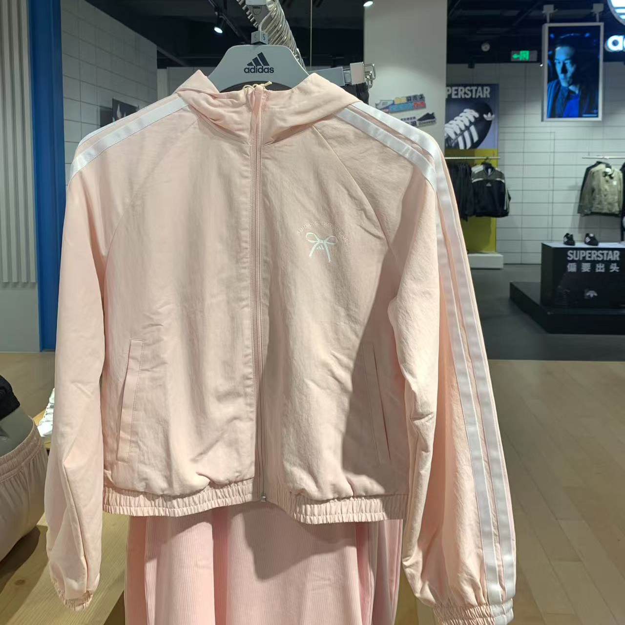 【HN悦方AD】ADIDAS 女子休闲蝴蝶结印花短款条纹连帽外套 JY7592