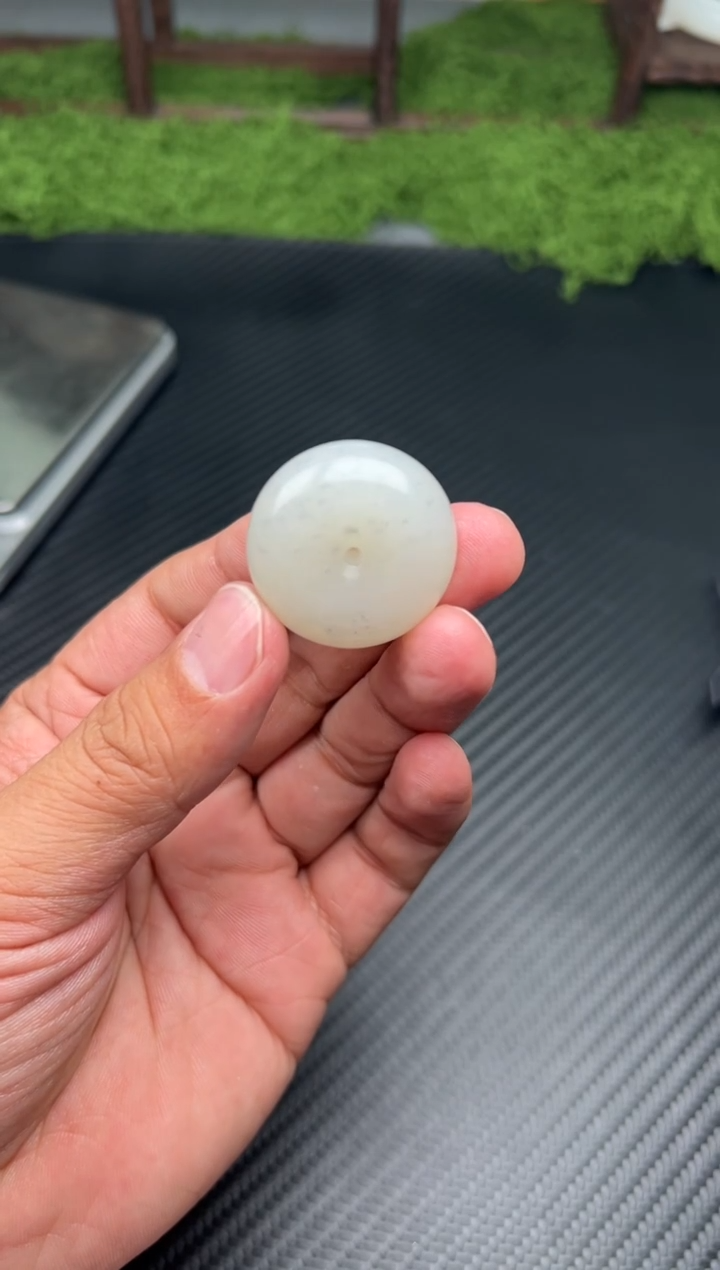 吊坠(赠链)未镶嵌和田玉黑山微色差平安扣