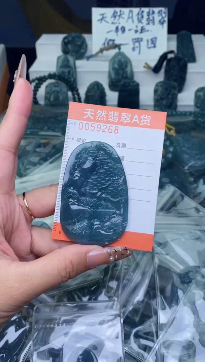 翡翠未镶嵌颈饰          