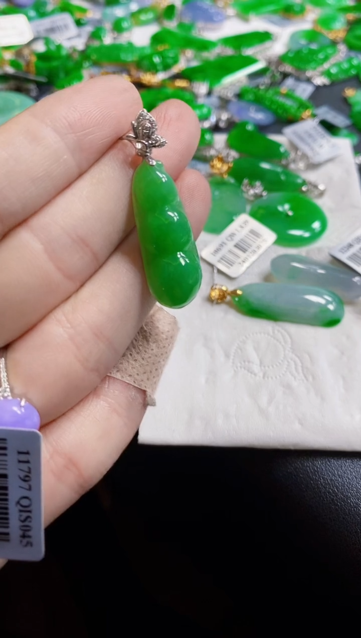 翡翠18K金镶嵌颈饰豆