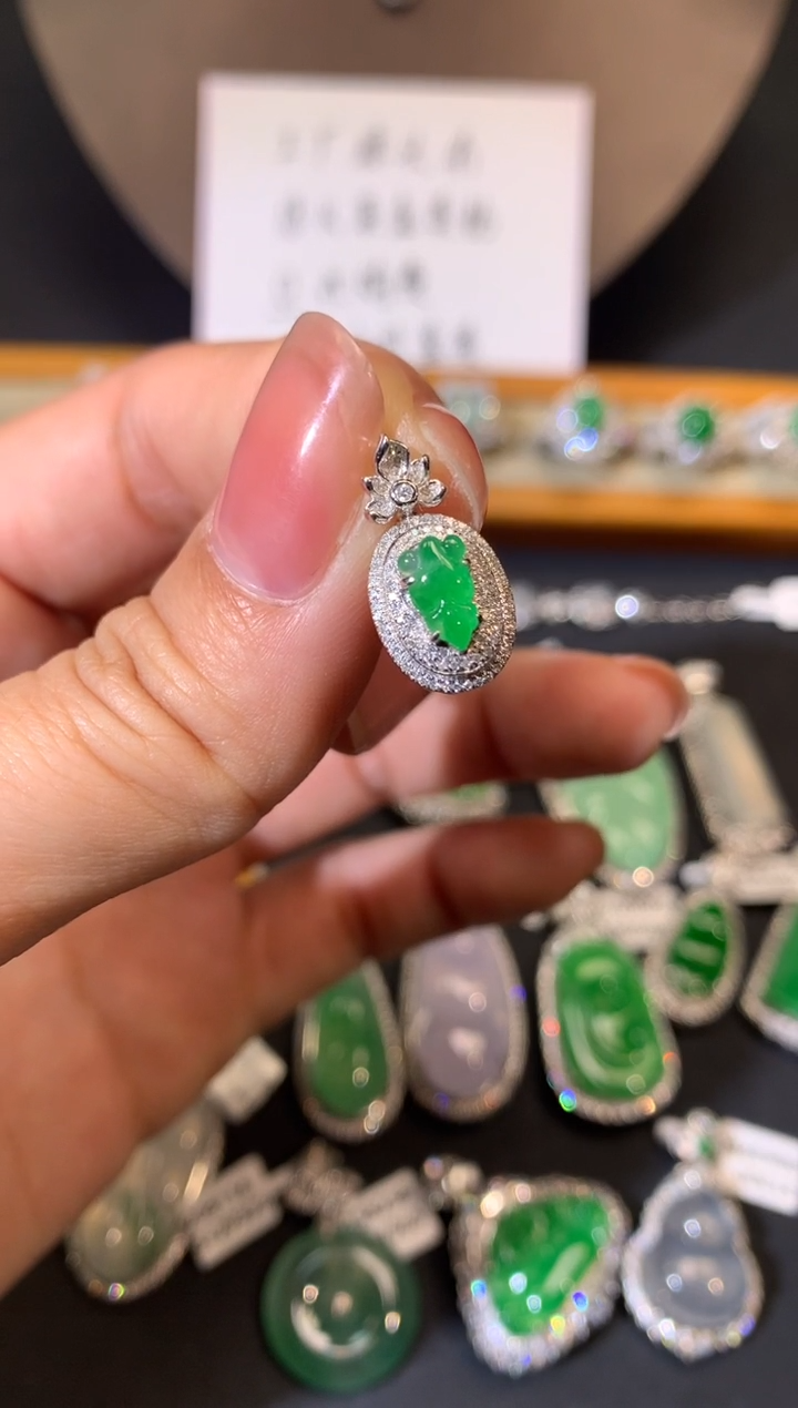 【闪购商品】翡翠吊坠(不含链)18K金镶嵌吊坠