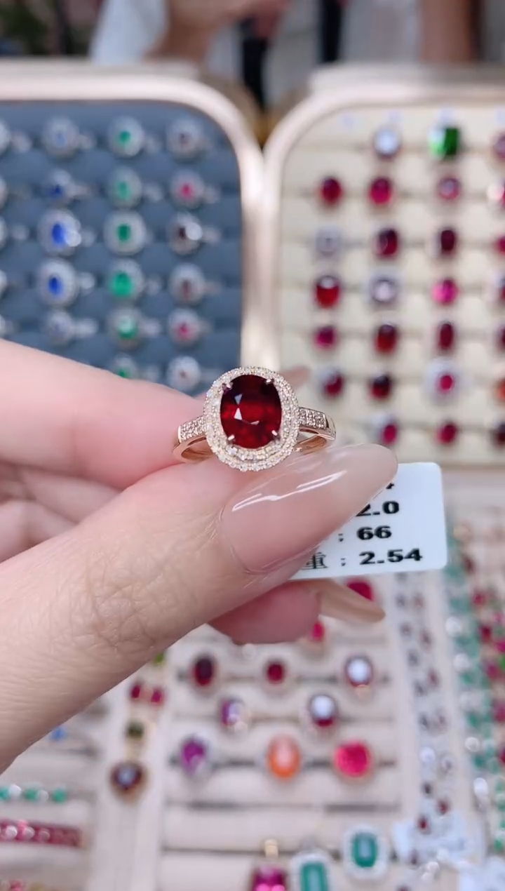 18K金镶嵌碧玺戒指碧玺2CT