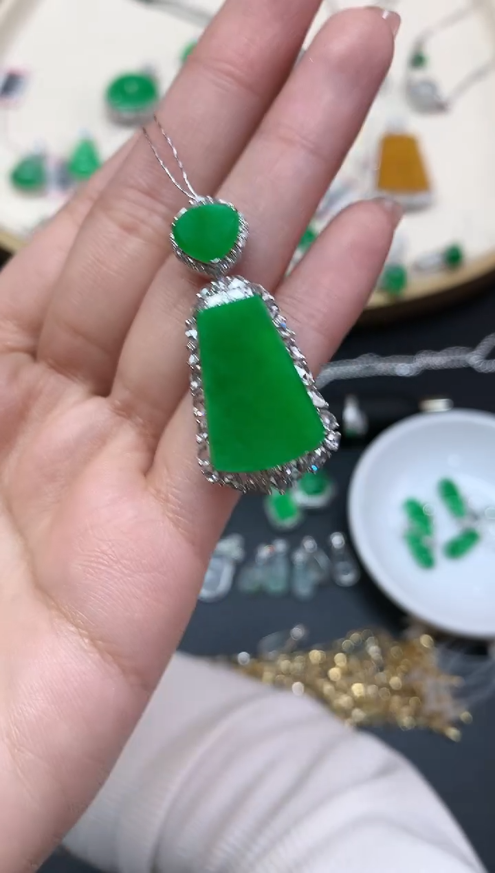 【闪购商品】翡翠吊坠(不含链)18K金镶嵌吊坠A545|99999