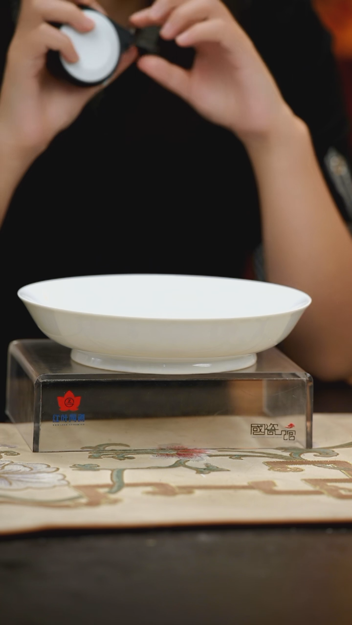 2个微瑕白胎8英寸龙呙盘（无底款）