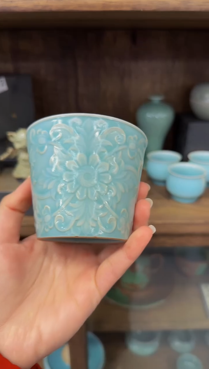 茶宠天青缠枝手捧杯