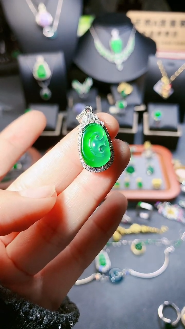 【闪购商品】翡翠吊坠(赠链)银S925镶嵌吊坠