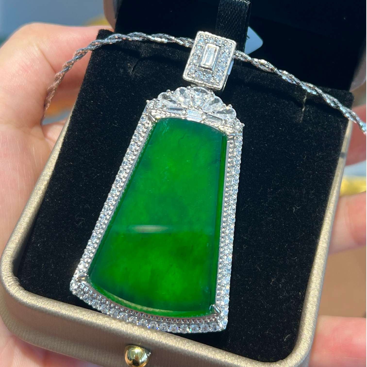 天然翡翠无事牌吊坠气质时尚镶嵌平安无事高冰满绿冰阳绿坠链轻奢