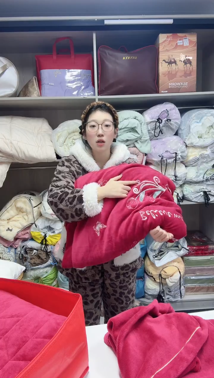 羊羔毛220*240cm刺绣绒床盖四件套红色