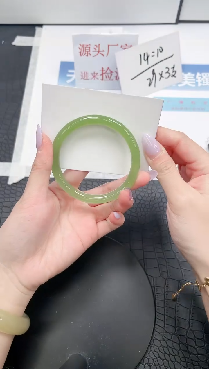 【闪购商品】石英质玉手镯未镶嵌A3-58.1