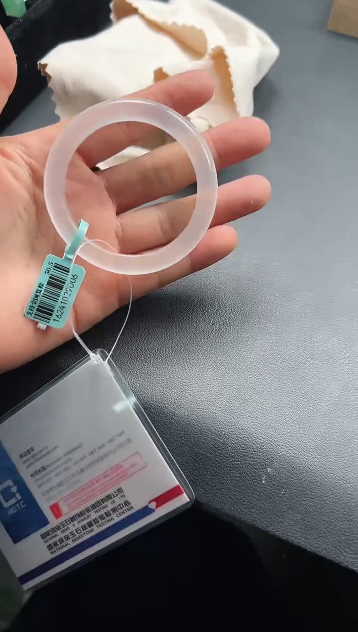 【闪购商品】石英质玉手镯未镶嵌50