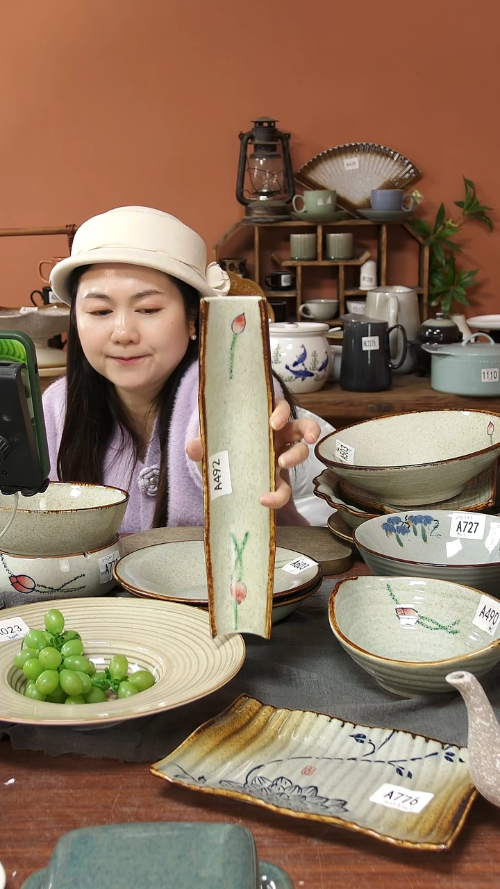 陶瓷A492 一只陶瓷荷花30.5CM长条凹盘可能微瑕