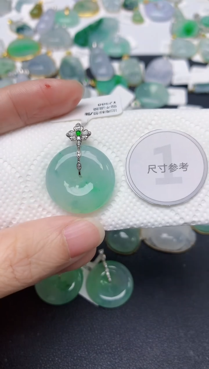 颈饰18K金镶嵌翡翠天然缅甸A货翡翠