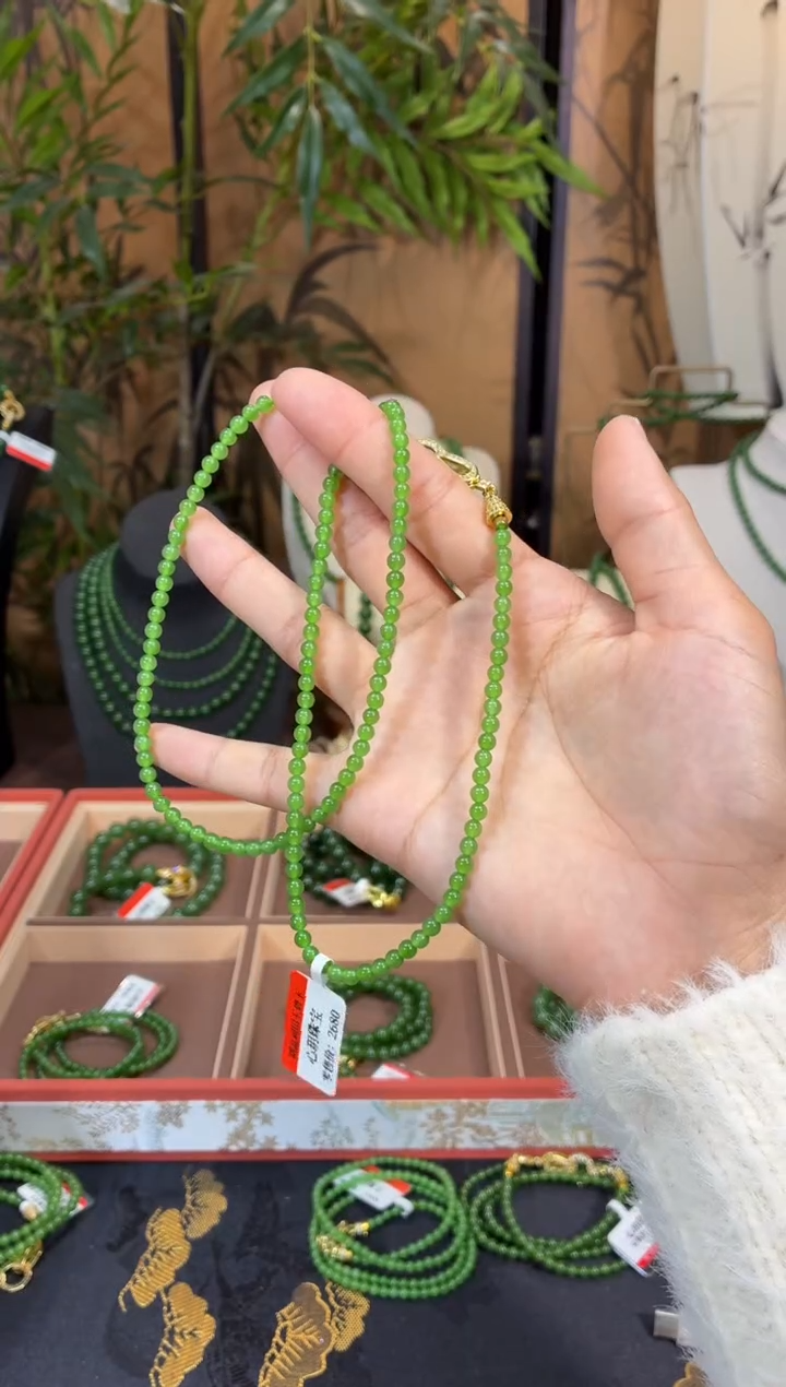 颈饰未镶嵌和田玉（碧玉）4高冰苹果绿浓色毛衣链