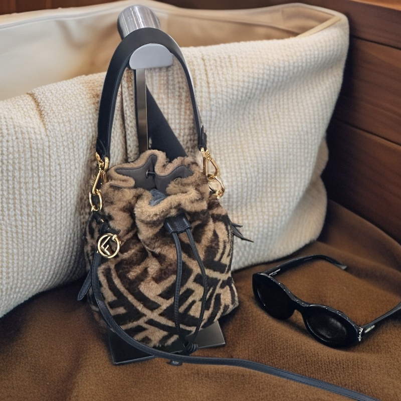 99新 FENDI/芬迪 芬迪女包 老花 羊羔毛 棕色 水桶包 斜挎包 