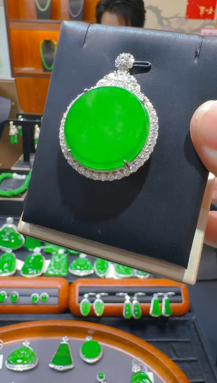 【闪购商品】翡翠吊坠(赠链)银S925镶嵌天然A货翡翠