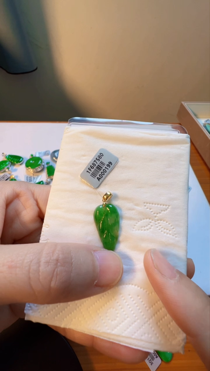【闪购商品】翡翠吊坠(不含链)18K金镶嵌660