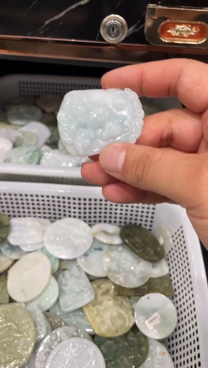 【闪购商品】翡翠颈饰未镶嵌牌子