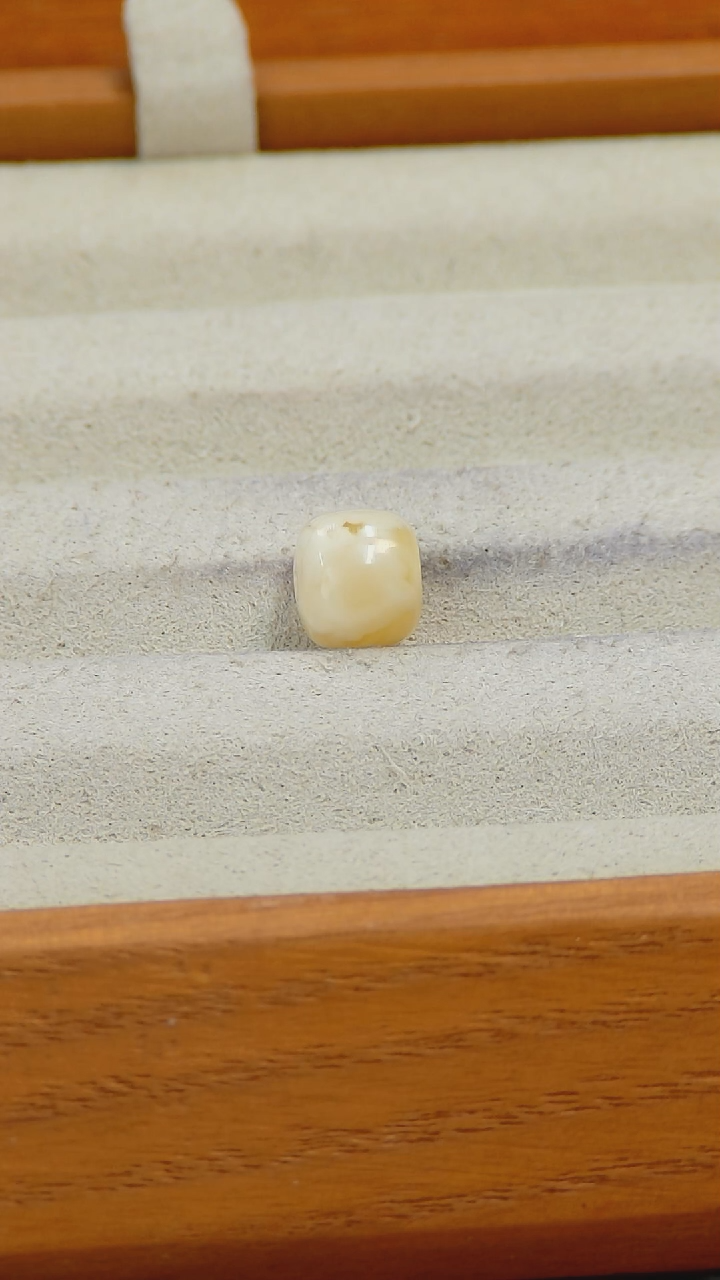 【闪购商品】蜜蜡裸石未镶嵌俄料全品8.5mm0.38克