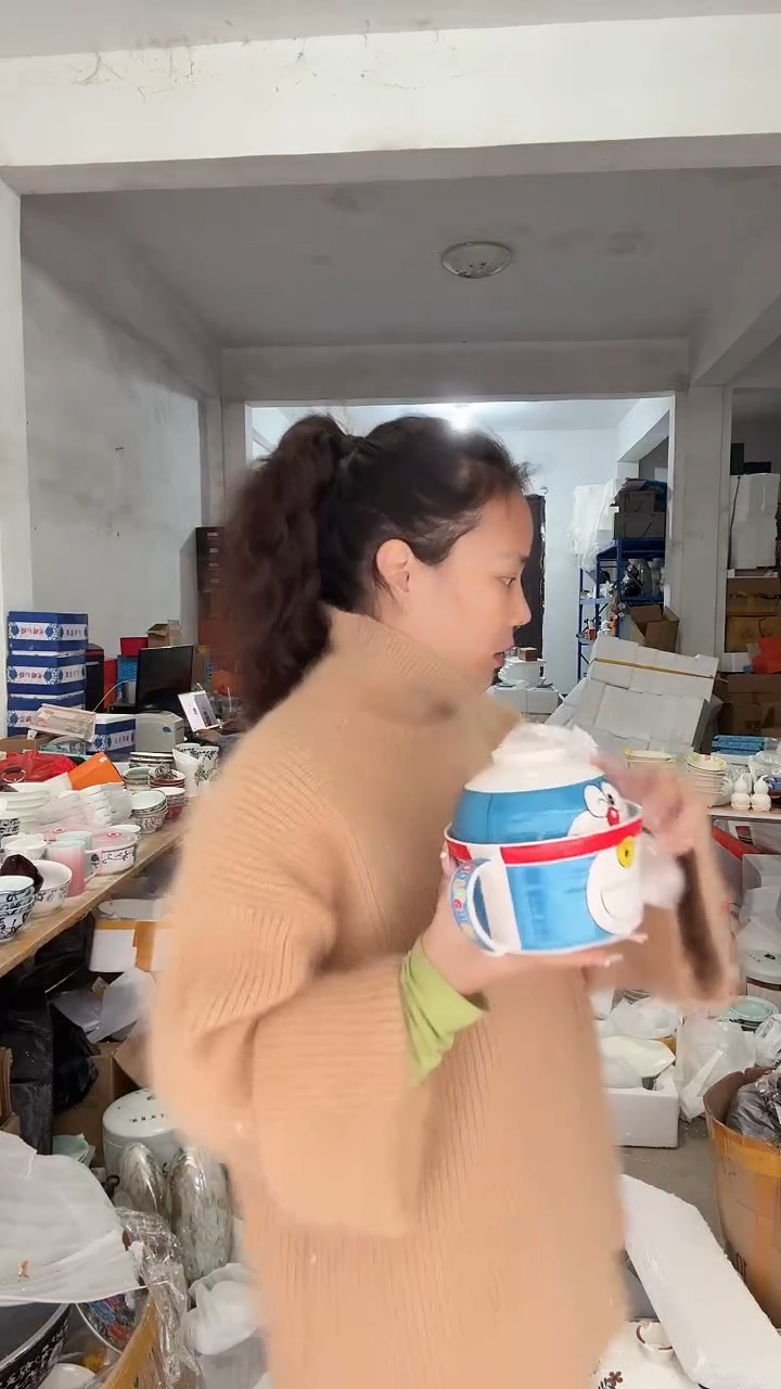 一个高级饭碗一个哆啦的泡面碗