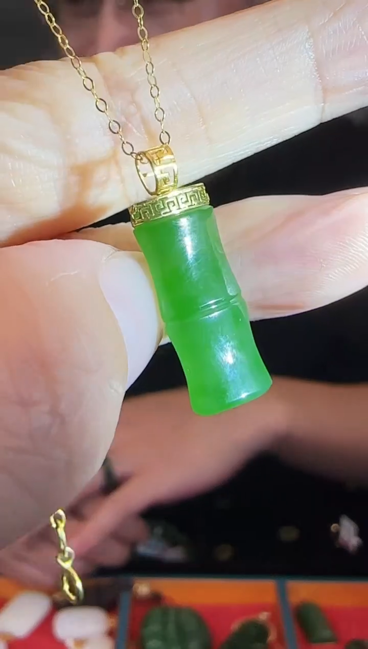 颈饰18K金镶嵌和田玉节节高