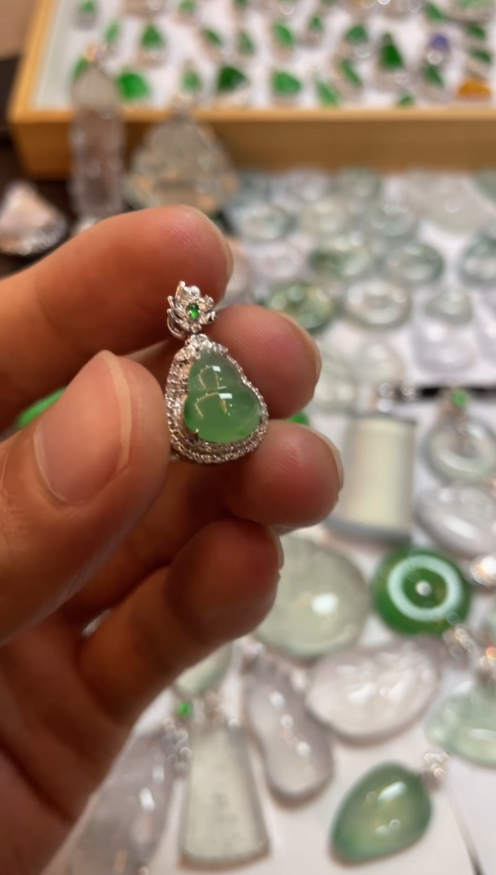 【闪购商品】翡翠吊坠(不含链)18K金镶嵌葫芦