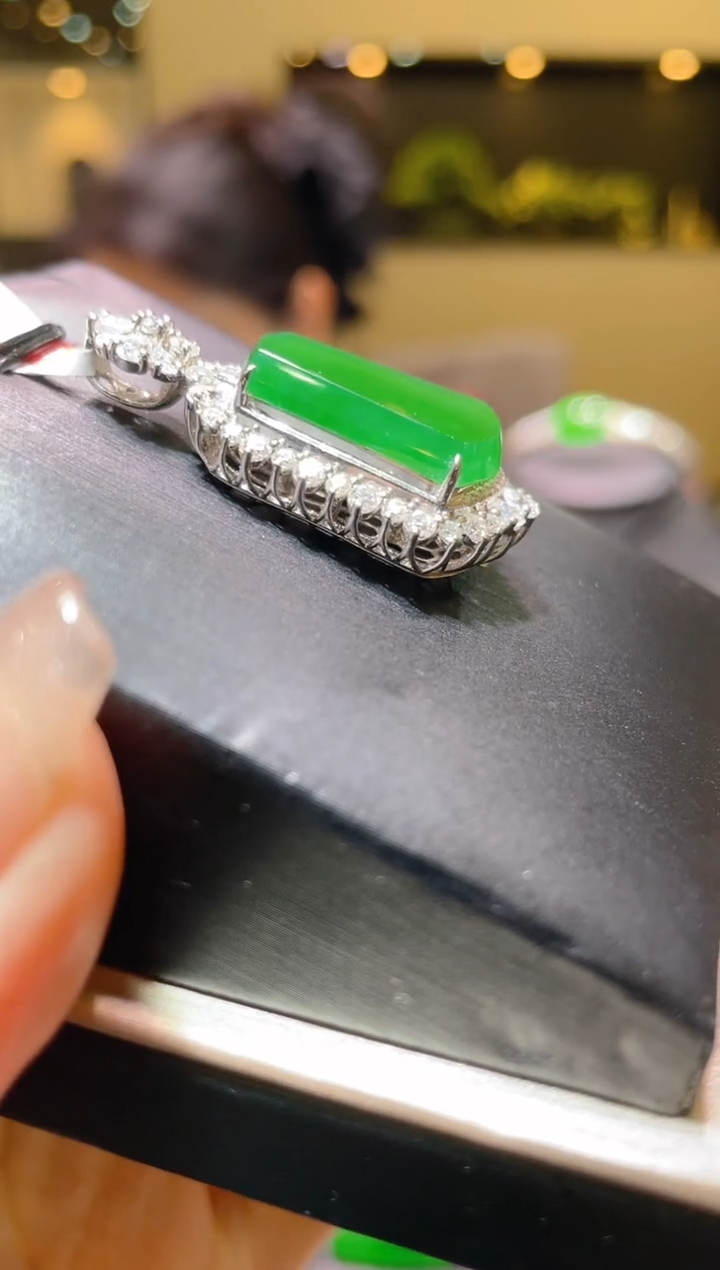 【闪购商品】翡翠吊坠(赠链)18K金镶嵌A73