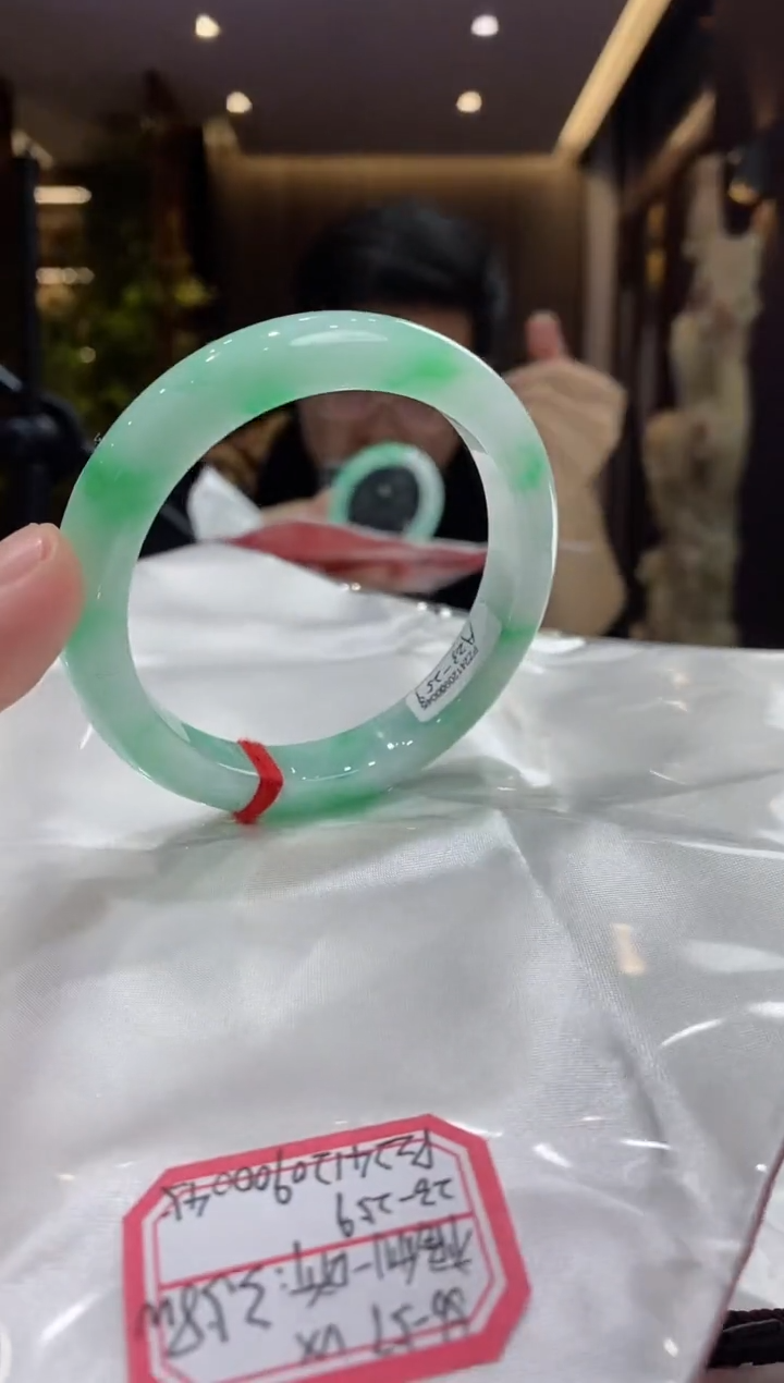 【闪购商品】翡翠手镯未镶嵌34号56-57圈口微微瑕