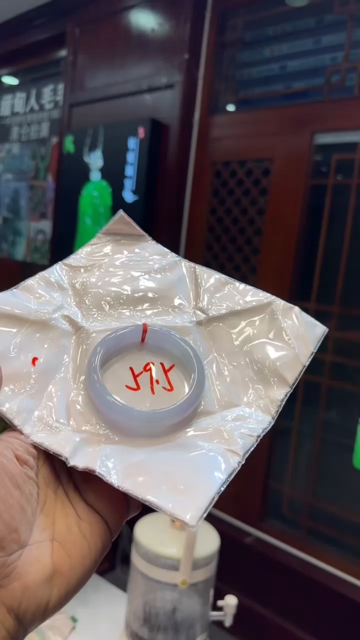 未镶嵌手镯翡翠手镯包容价