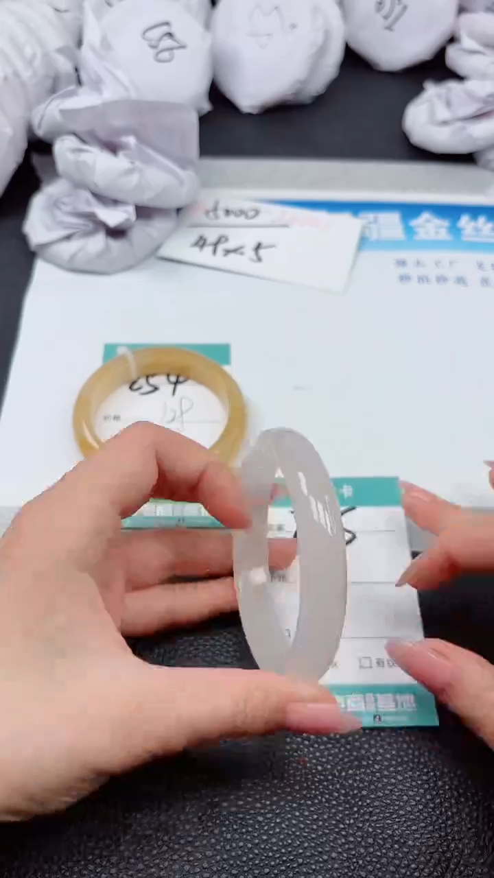 【闪购商品】石英质玉手镯未镶嵌A255