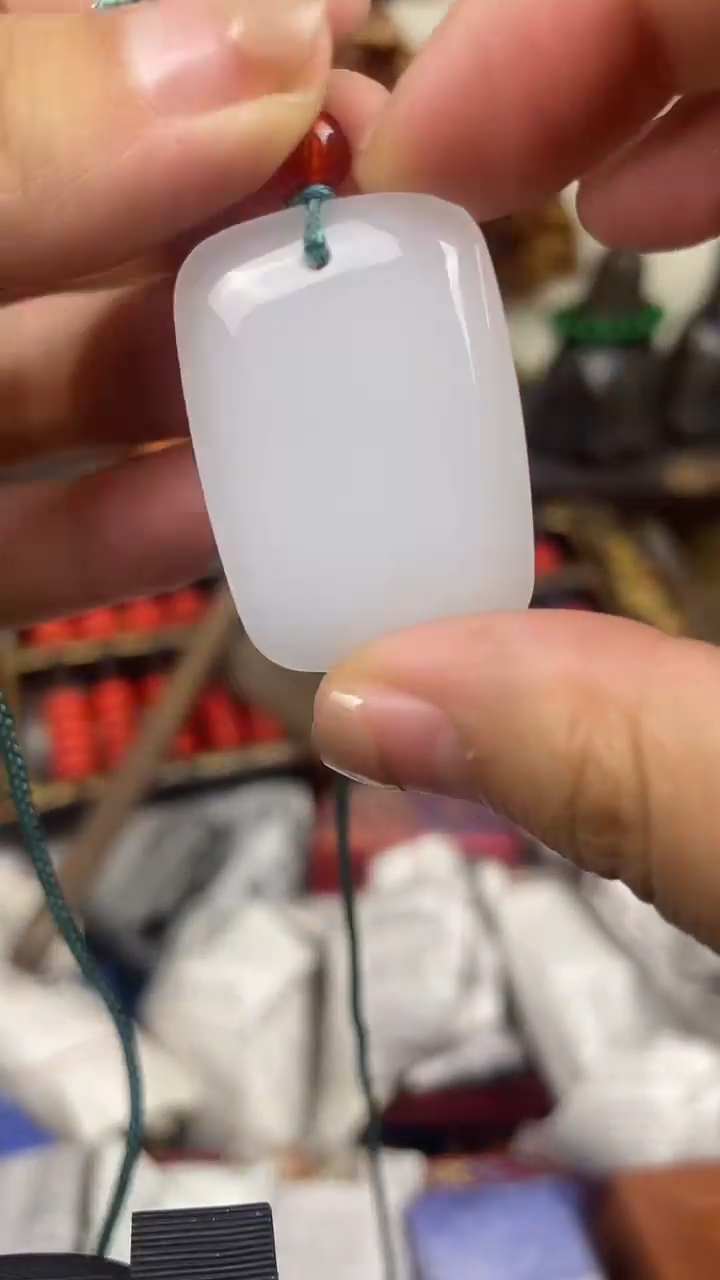 和田玉未镶嵌颈饰小小白无事