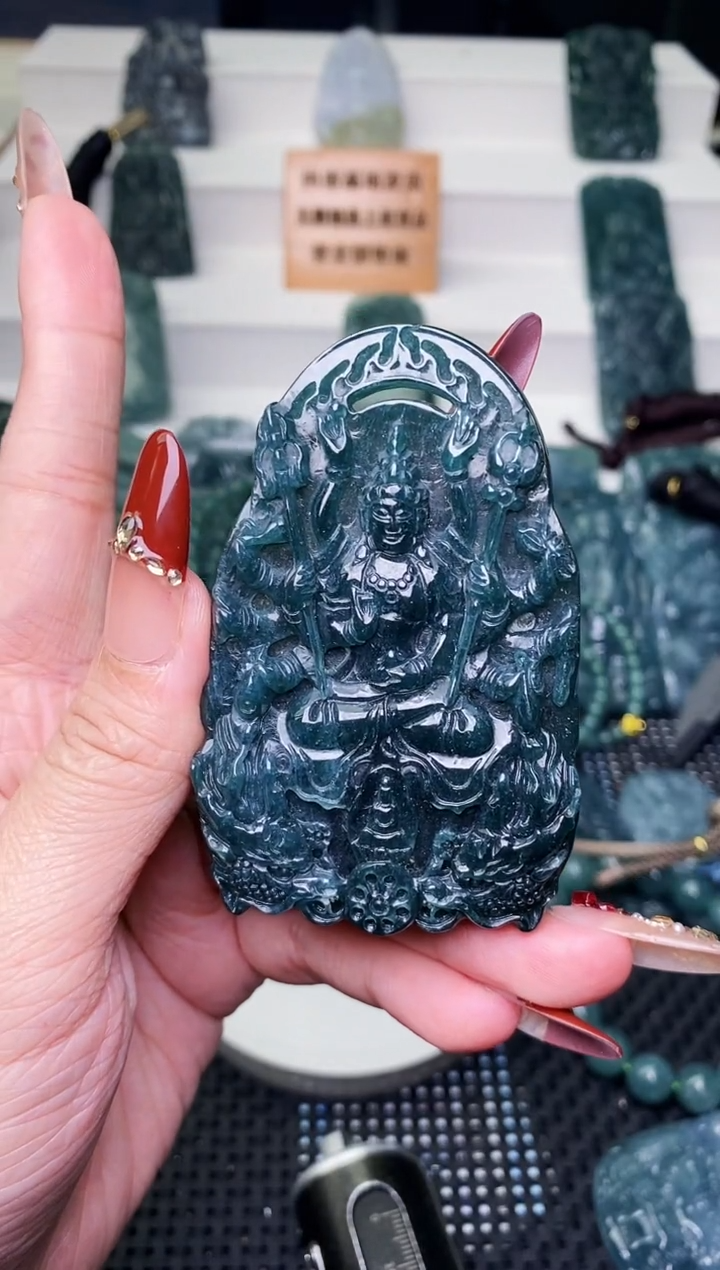 颈饰未镶嵌翡翠 