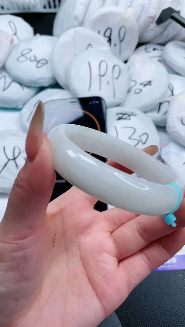 【闪购商品】石英质玉手镯未镶嵌10S240-62