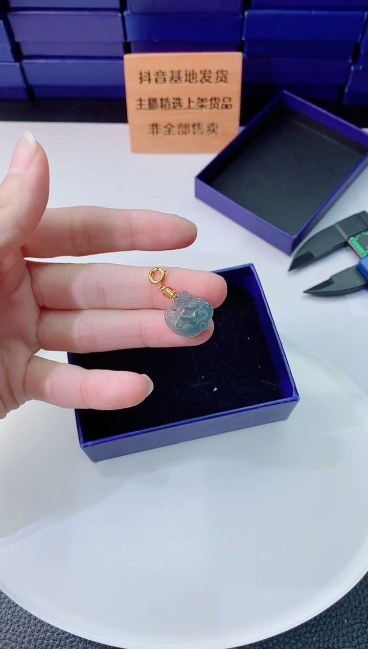 翡翠未镶嵌颈饰   `