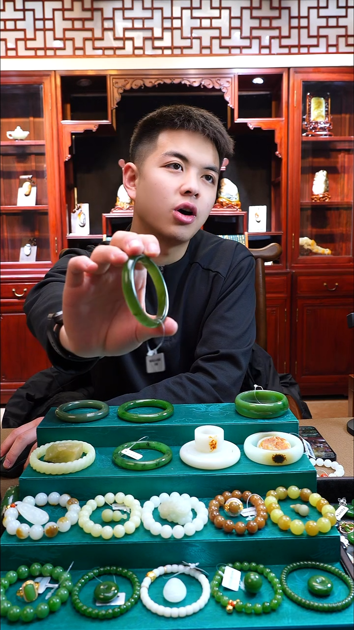未镶嵌手串和田玉碧玉手镯1