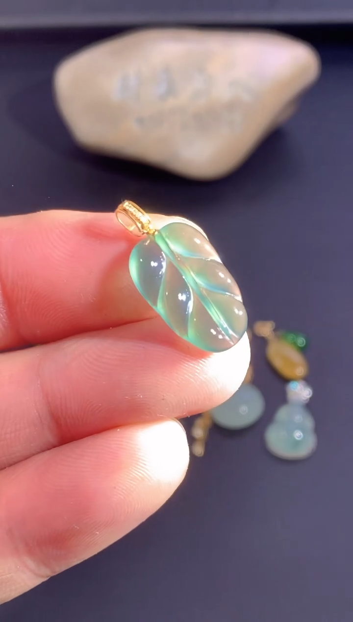 颈饰18K金镶嵌翡翠   