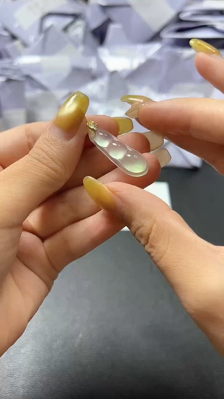 广东石料裴翠时尚女士精品吊坠