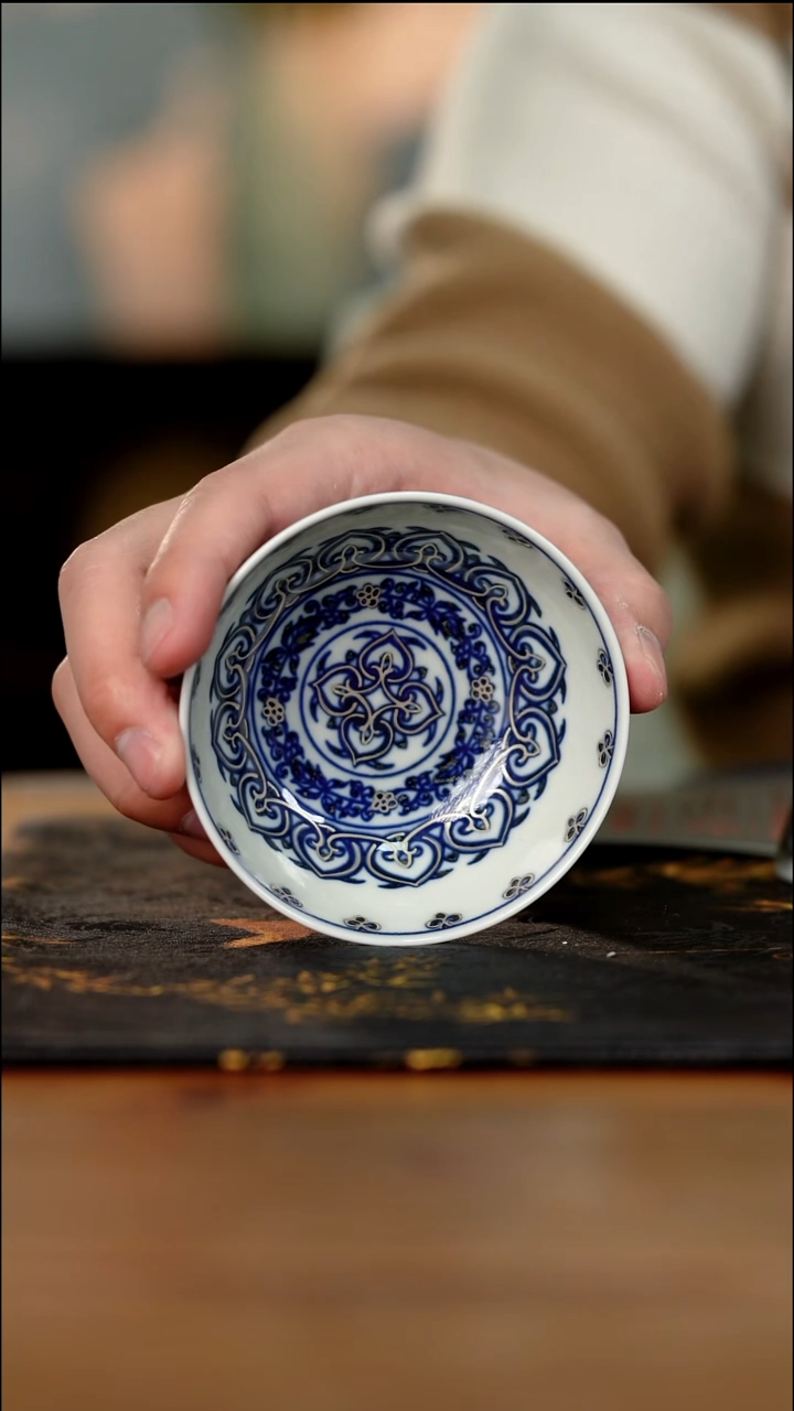 19-3手工手绘青花缠枝莲描银普洱杯