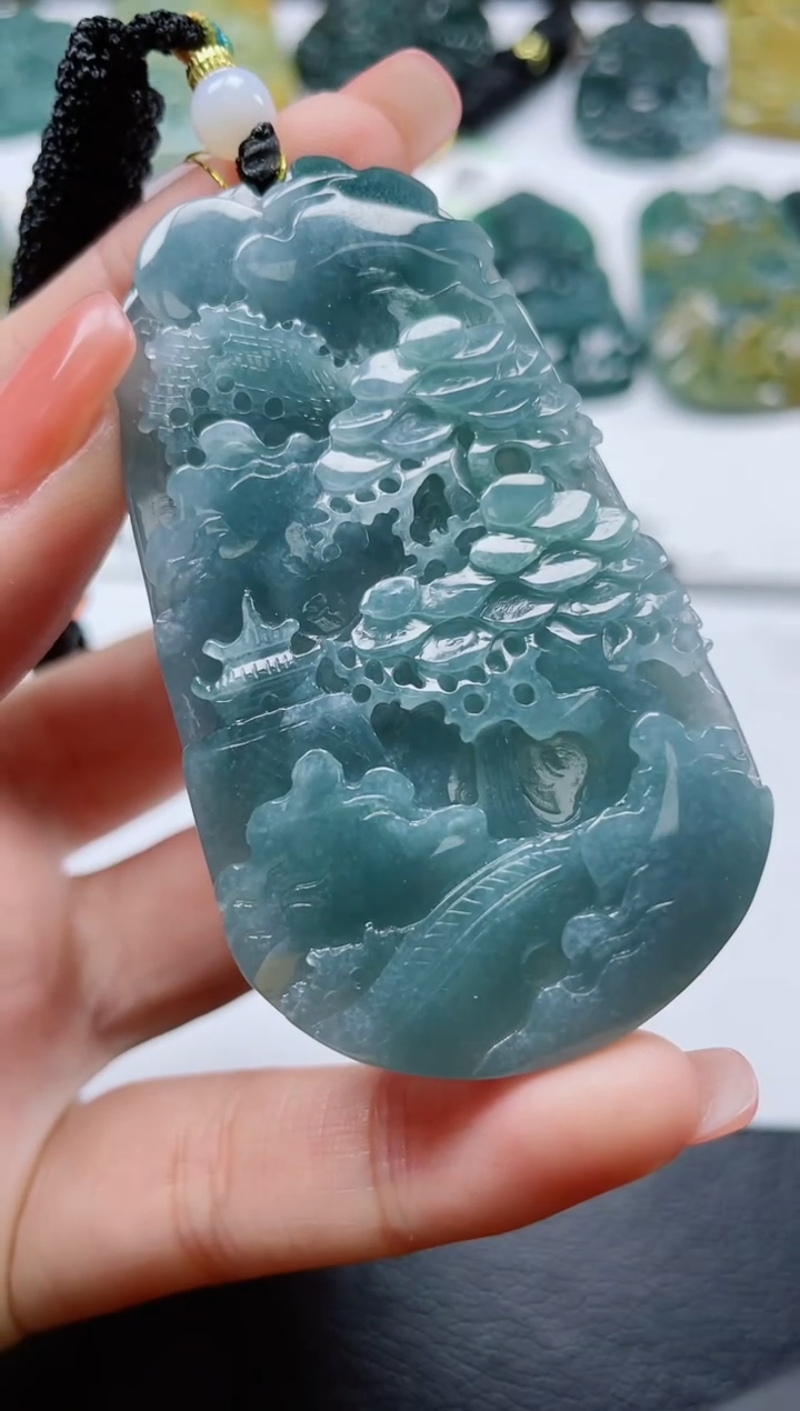 翡翠未镶嵌颈饰           