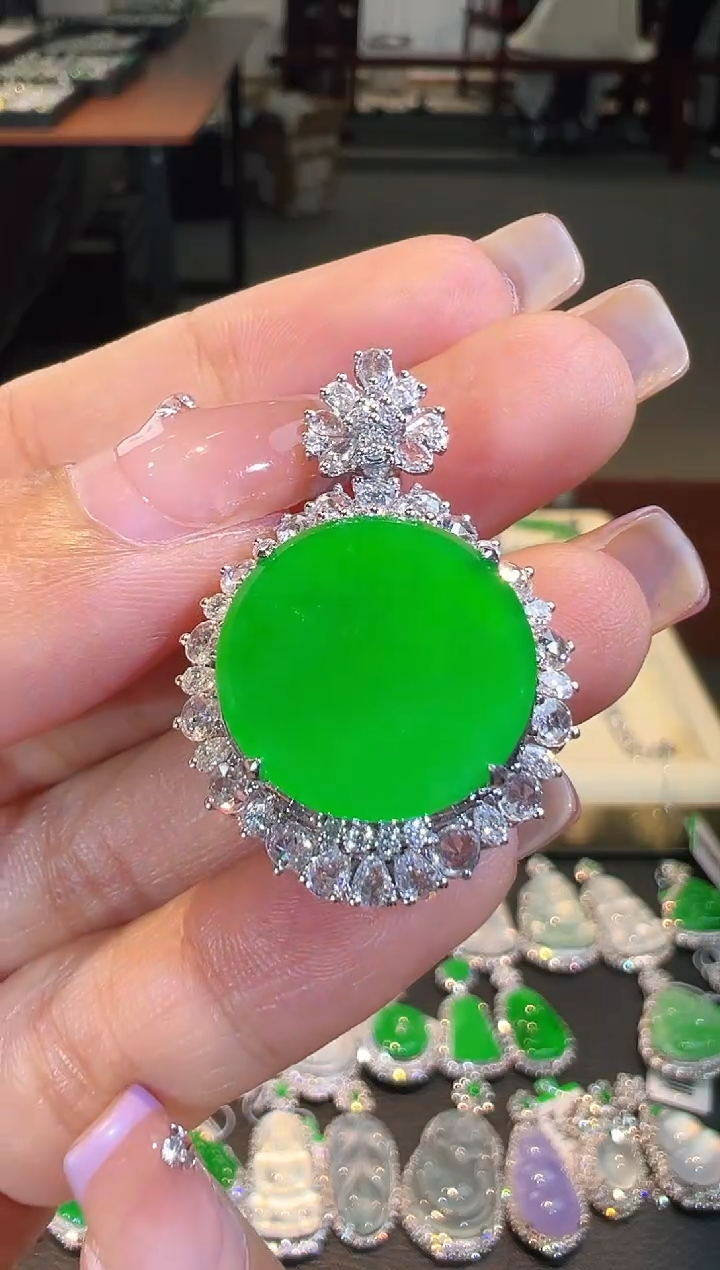 【闪购商品】翡翠吊坠(不含链)18K金镶嵌翡翠