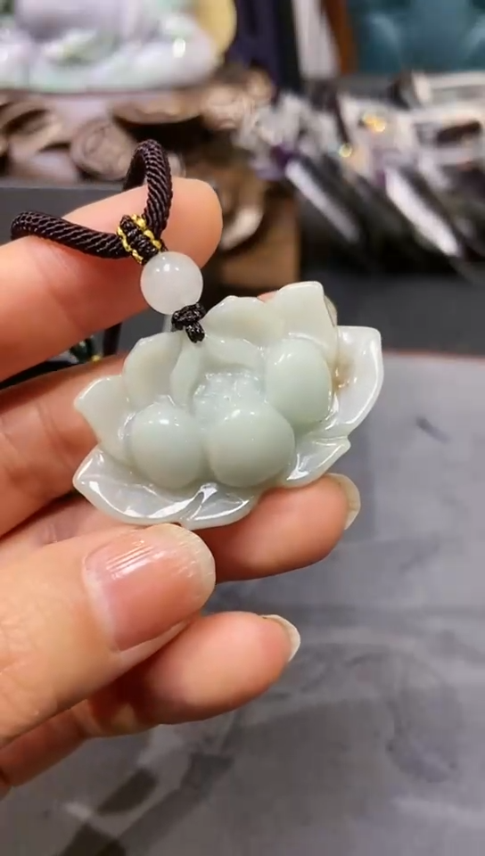 颈饰未镶嵌翡翠在****姐翡翠