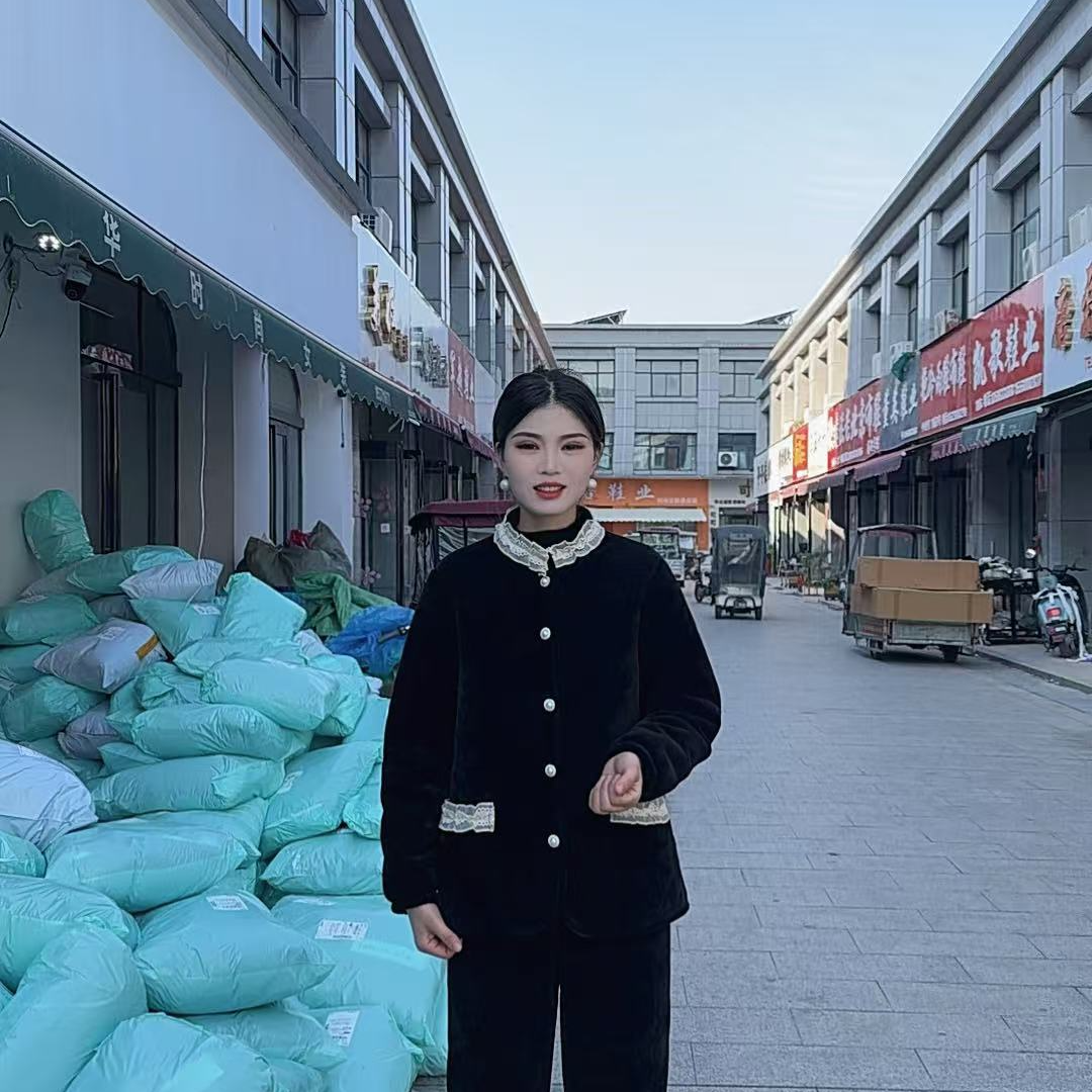 白色蕾丝花边家居服套装。