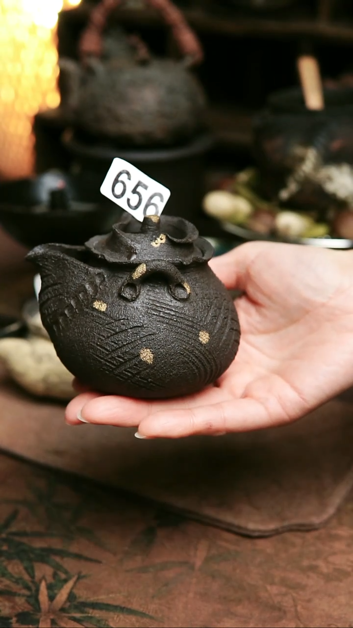 656号紫砂全手工黑金宝瓶满容170毫升