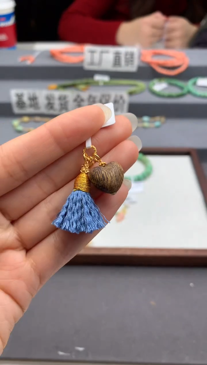 未镶嵌雕刻南红玛瑙茜.D274